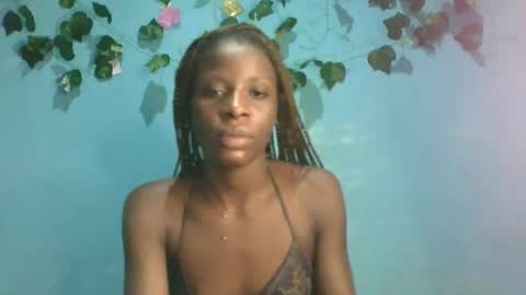 Snapshot of honey_bug2 chatting on 11/01/25, 11:18 Queen online show from 11/01/25, 11:18