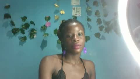 Snapshot of honey_bug2 chatting on 11/13/25, 11:14 Queen online show from 11/13/25, 11:14