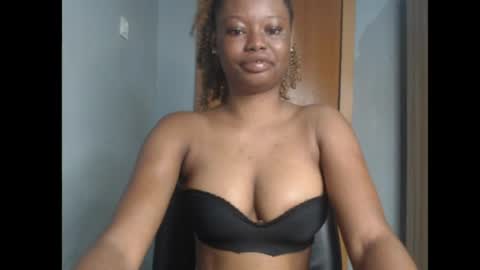 Snapshot of honey_juicydoll chatting on 06/18/26, 06:35 Sonia online show from 06/18/26, 06:35