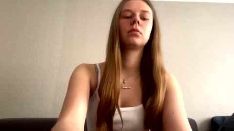 Snapshot of honeyaskren chatting on 05/15/26, 09:27 Klara online show from 05/15/26, 09:27