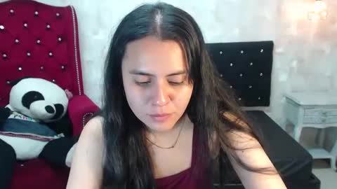 Snapshot of honeybuu_ chatting on 05/06/26, 03:17 Emily online show from 05/06/26, 03:17