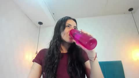 Snapshot of honeybuu_ chatting on 06/06/26, 02:44 Emily online show from 06/06/26, 02:44