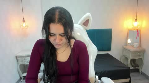Snapshot of honeybuu_ chatting on 06/10/26, 02:49 Emily online show from 06/10/26, 02:49