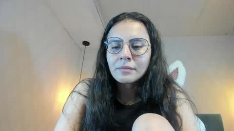 Snapshot of honeybuu_ chatting on 07/10/26, 03:03 Emily online show from 07/10/26, 03:03
