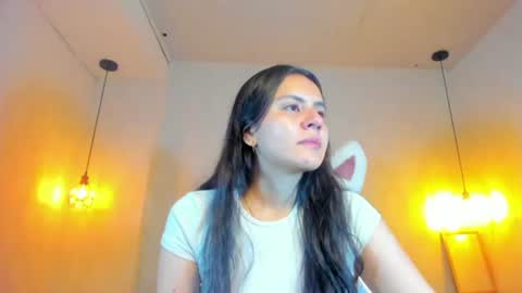 Snapshot of honeybuu_ chatting on 07/21/26, 02:19 Emily online show from 07/21/26, 02:19