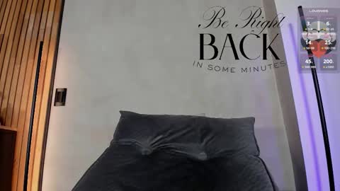 Sofia independent model online show from 10/26/25, 11:16