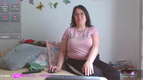 Snapshot of honeyhotpaty chatting on 12/19/24, 06:23 sofia online show from 12/19/24, 06:23