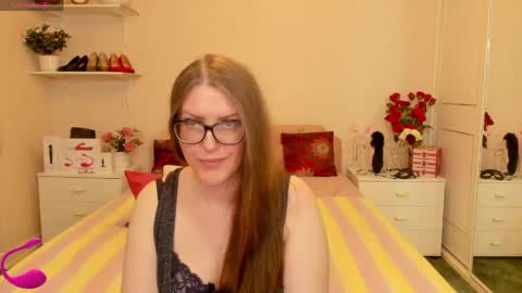 Snapshot of honeywinexs chatting on 06/05/26, 02:01 honeywinexs online show from 06/05/26, 02:01