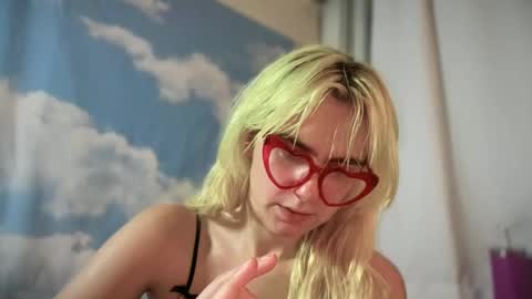 Snapshot of honeyxlimbed chatting on 09/16/25, 07:31 Emi Rose online show from 09/16/25, 07:31