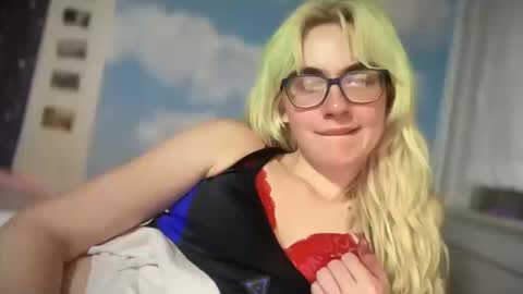 Snapshot of honeyxlimbed chatting on 10/13/25, 11:38 Emi Rose online show from 10/13/25, 11:38