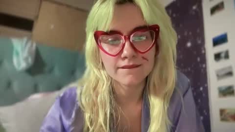 Snapshot of honeyxlimbed chatting on 10/18/25, 04:48 Emi Rose online show from 10/18/25, 04:48