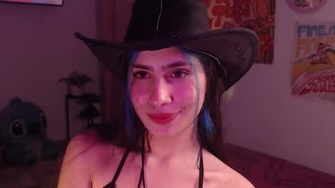 Snapshot of honeyypeaach chatting on 12/10/24, 12:28    online show from 12/10/24, 12:28