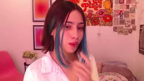 Snapshot of honeyypeaach chatting on 10/29/25, 09:27    online show from 10/29/25, 09:27