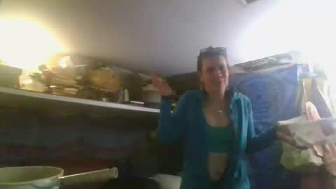 Snapshot of hoodoou chatting on 01/13/26, 02:28 hoodoou online show from 01/13/26, 02:28