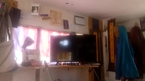 Snapshot of hoodoou chatting on 04/05/26, 10:18 hoodoou online show from 04/05/26, 10:18