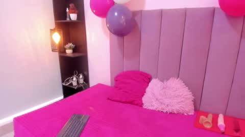 Snapshot of hoollyhendrix chatting on 11/06/25, 08:43 holly online show from 11/06/25, 08:43