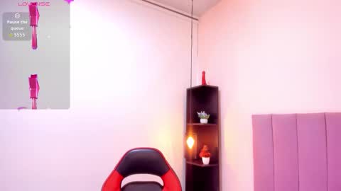 Snapshot of hoollyhendrix chatting on 11/21/25, 08:29 holly online show from 11/21/25, 08:29