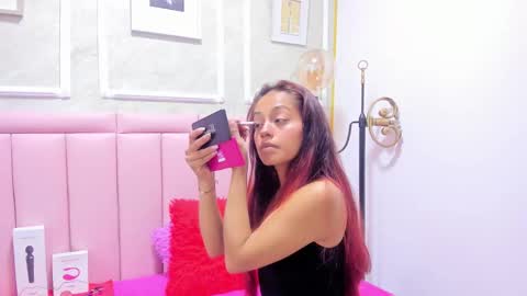 Snapshot of hoollyhendrix chatting on 12/13/25, 08:47 holly online show from 12/13/25, 08:47