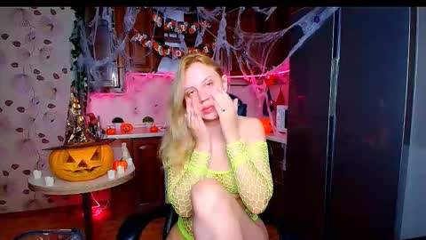 Snapshot of hope_happyyy chatting on 10/31/25, 01:39 hope happyyy online show from 10/31/25, 01:39