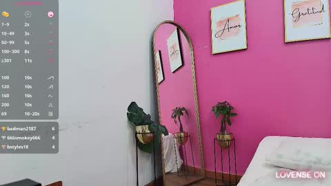 Snapshot of hornybarelylegalgirl chatting on 02/19/25, 04:44 Khloe online show from 02/19/25, 04:44