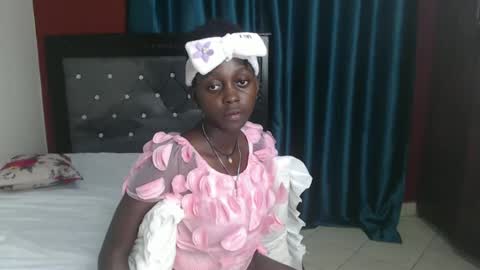 Snapshot of hornybella4 chatting on 12/18/24, 12:10 Bella online show from 12/18/24, 12:10