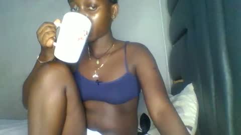 Snapshot of hornybella84 chatting on 05/25/26, 06:30 Bella online show from 05/25/26, 06:30