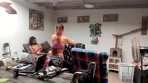 Snapshot of hornyhippies0080 chatting on 12/15/25, 06:17 Nix D online show from 12/15/25, 06:17