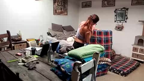 Snapshot of hornyhippies0080 chatting on 12/19/25, 04:52 Nix D online show from 12/19/25, 04:52