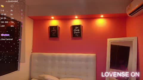 Snapshot of hornyhousekeeper_ chatting on 01/10/25, 12:26 Valentina online show from 01/10/25, 12:26