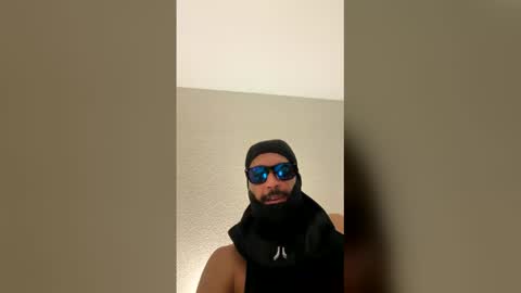 hornylightskin1999 online show from 06/01/26, 07:54