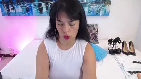 Snapshot of hornystepmommy_ chatting on 04/27/26, 04:27 LILY online show from 04/27/26, 04:27