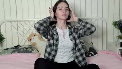 Snapshot of hortenciajenovese chatting on 10/14/25, 08:48 Mia online show from 10/14/25, 08:48
