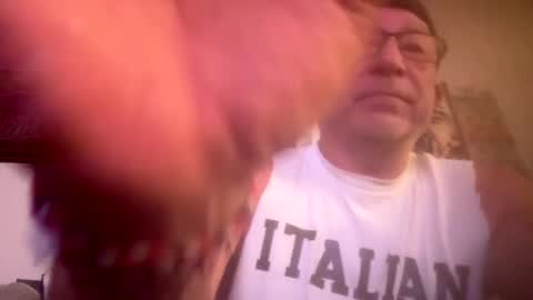 Snapshot of hoss43040 chatting on 09/15/25, 01:49 hoss43040 online show from 09/15/25, 01:49