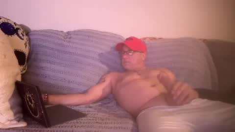 Snapshot of hoss43040 chatting on 09/24/25, 01:09 hoss43040 online show from 09/24/25, 01:09