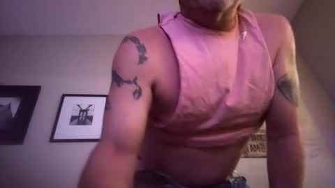 Snapshot of hoss43040 chatting on 12/20/25, 01:23 hoss43040 online show from 12/20/25, 01:23