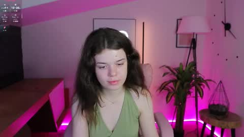 Snapshot of hot__tiny chatting on 11/21/25, 01:43 hot__tiny online show from 11/21/25, 01:43