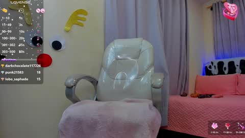 Snapshot of hot_beauty__ chatting on 01/05/25, 09:15 VALENTINA online show from 01/05/25, 09:15