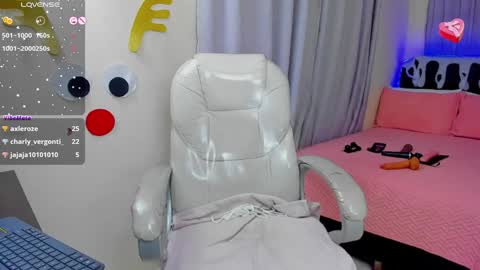 Snapshot of hot_beauty__ chatting on 01/08/25, 10:37 VALENTINA online show from 01/08/25, 10:37