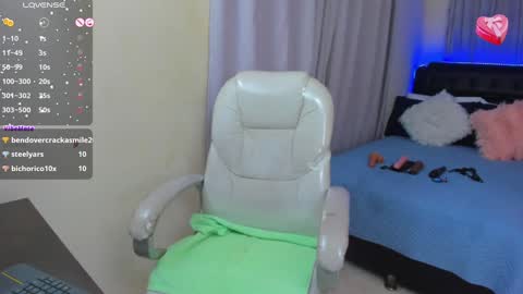 Snapshot of hot_beauty__ chatting on 01/12/25, 07:43 VALENTINA online show from 01/12/25, 07:43