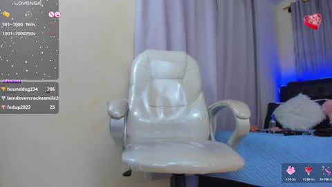 Snapshot of hot_beauty__ chatting on 01/12/25, 10:45 VALENTINA online show from 01/12/25, 10:45