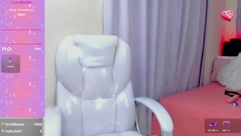 Snapshot of hot_beauty__ chatting on 01/25/25, 05:51 VALENTINA online show from 01/25/25, 05:51