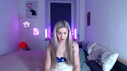 Snapshot of hot_berry69 chatting on 11/28/25, 10:45 Dashka online show from 11/28/25, 10:45