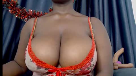 Snapshot of hot_ebonyxxx chatting on 10/15/25, 09:42 Vivian online show from 10/15/25, 09:42