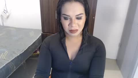 Snapshot of hot_roxanne69 chatting on 04/26/26, 03:42 roxanne online show from 04/26/26, 03:42