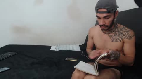 Snapshot of hot_sharks__ chatting on 01/20/25, 07:47 Hot Sharks online show from 01/20/25, 07:47