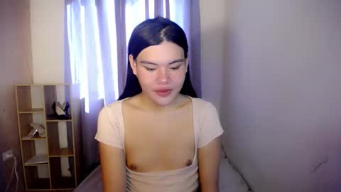 Snapshot of hotbunnyrainx chatting on 11/25/25, 01:05 rain online show from 11/25/25, 01:05