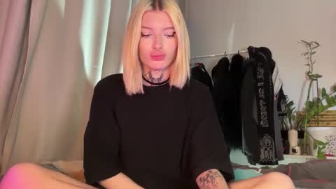 hotchubently online show from 10/22/25, 03:23