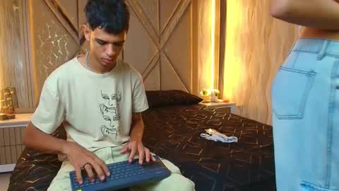 hotcouple_222 online show from 11/23/25, 07:41