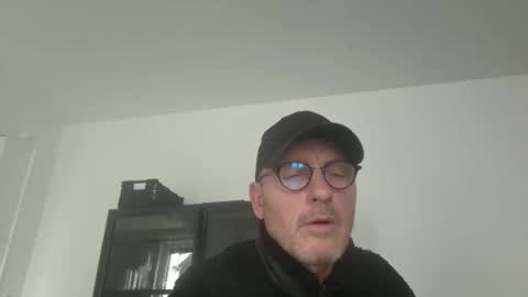 Snapshot of hotcriss76 chatting on 12/17/25, 11:05 HotCriss online show from 12/17/25, 11:05