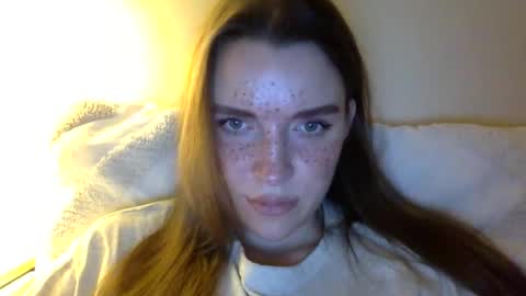 Snapshot of hoteffy chatting on 12/18/25, 11:00 effy online show from 12/18/25, 11:00